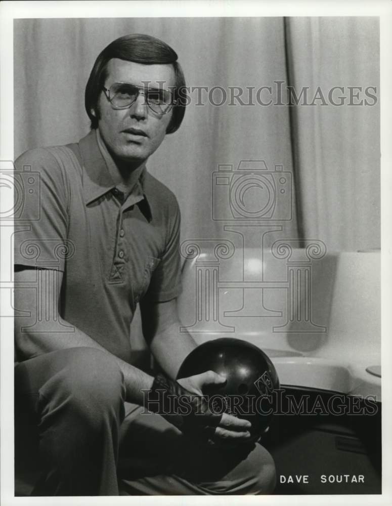 1977 Press Photo Bowler Dave Soutar Posed with Ball - nos37072- Historic Images