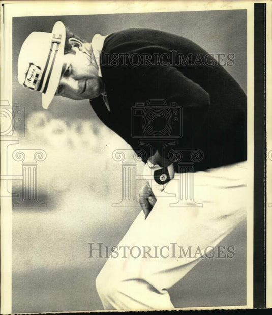 1983 Press Photo Golfer J.C. Snead Watches Ball Roll toward Hole at Masters- Historic Images