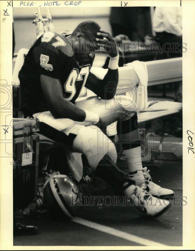 1990 Press Photo Saints Footballer Renaldo Turnbull on Bench after Knee Injury- Historic Images