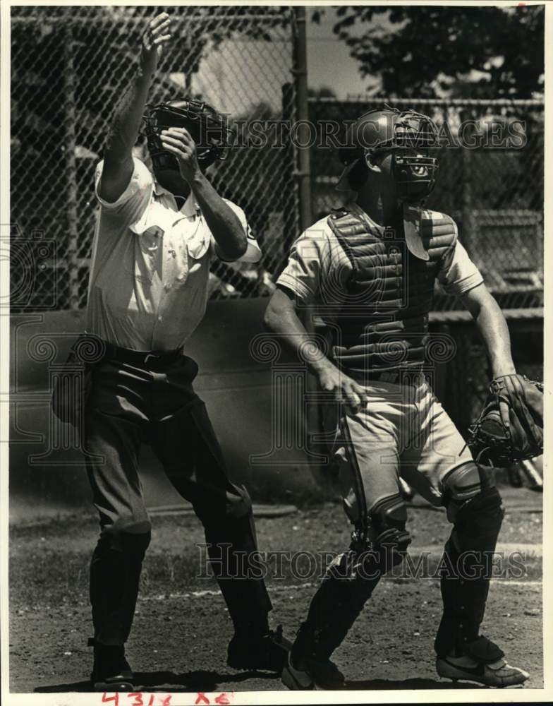 1984 Press Photo Umpire Makes Call at Mississippi State Baseball Game- Historic Images