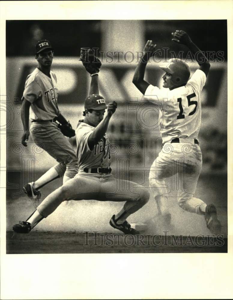 1987 Press Photo University of New Orleans, Louisiana Tech Baseballers do Tango- Historic Images