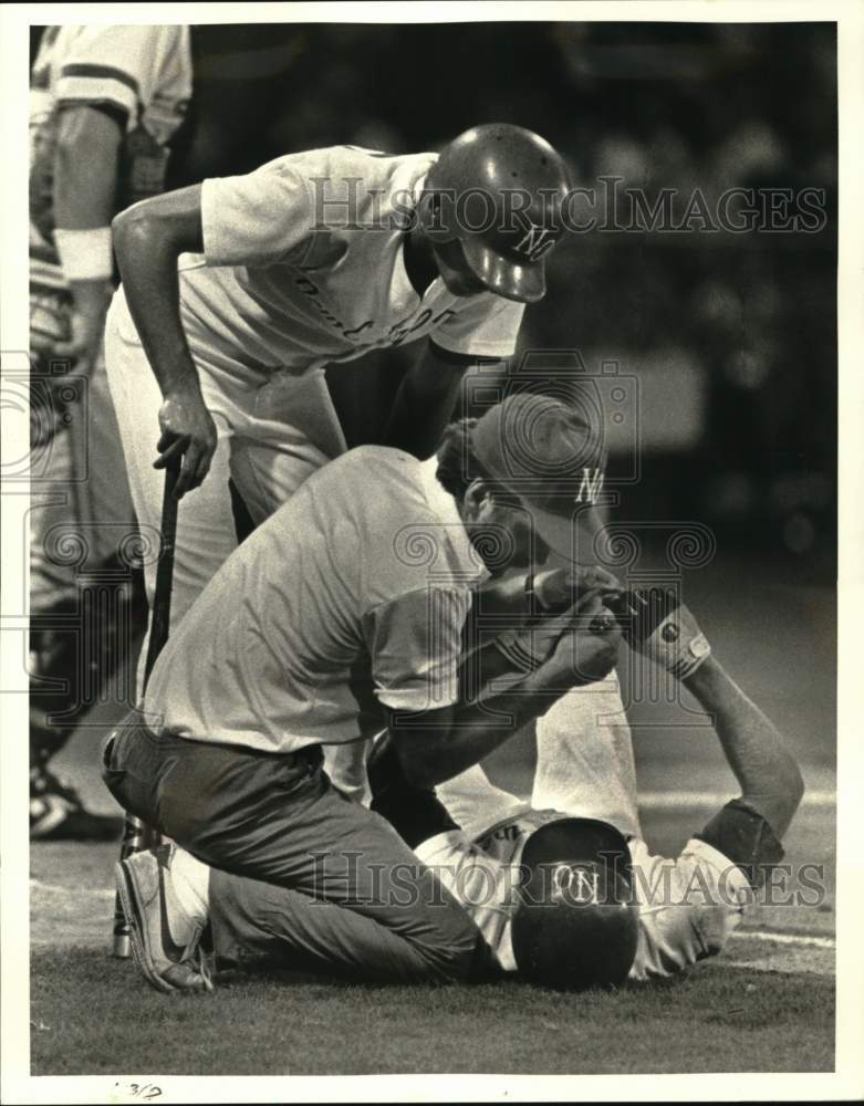 1987 Press Photo University of New Orleans Baseballer David Ward Hit by Ball- Historic Images