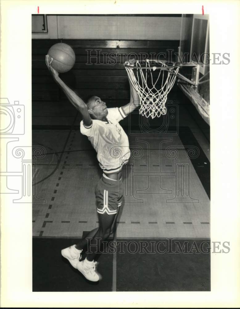 1990 Press Photo Cohen High School Basketballer Duane Spencer Flaunts Height- Historic Images