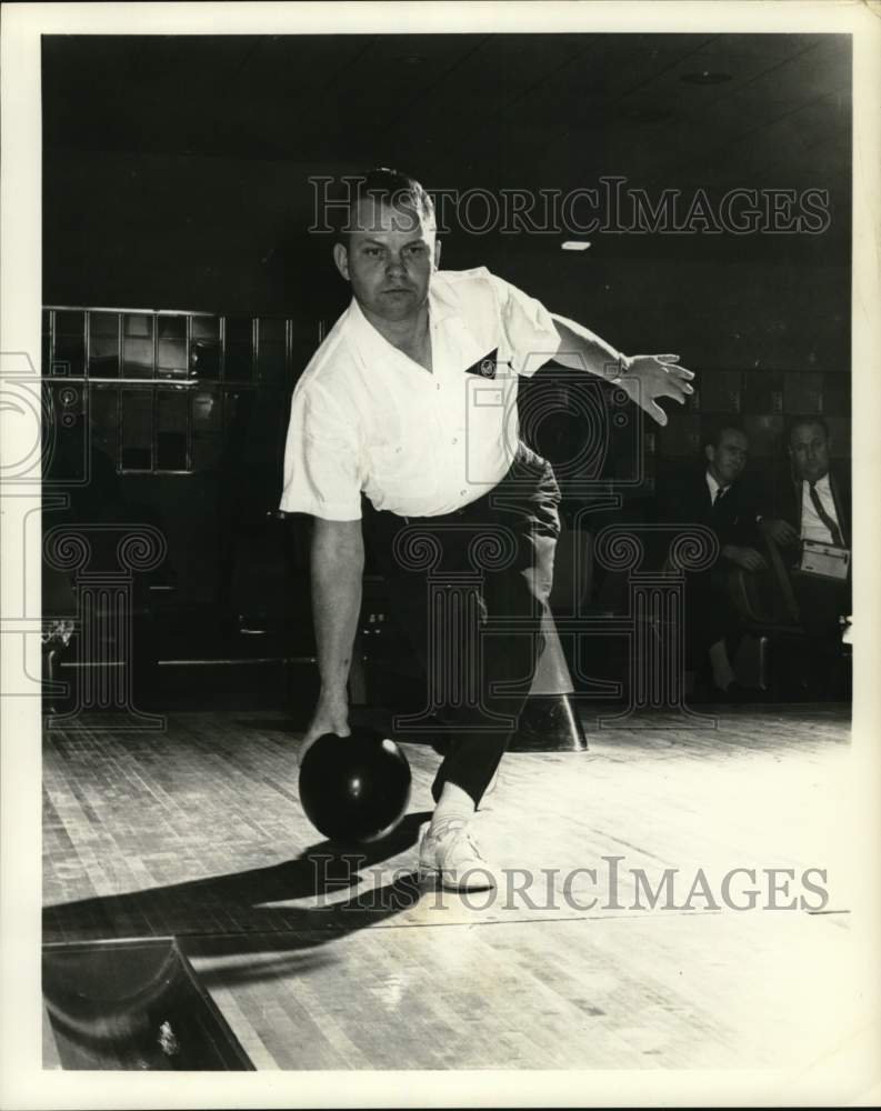 1967 Press Photo Bowler Tom Tuttle about to Release Ball - nos37326- Historic Images