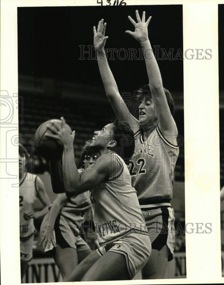 1986 Press Photo University of New Orleans Basketballer Carmen Reed, Shoots- Historic Images