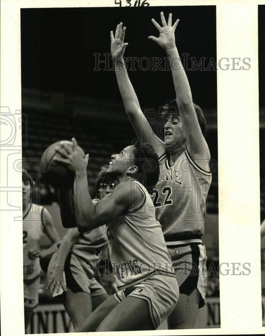 1986 Press Photo University of New Orleans Basketballer Carmen Reed, Shoots- Historic Images
