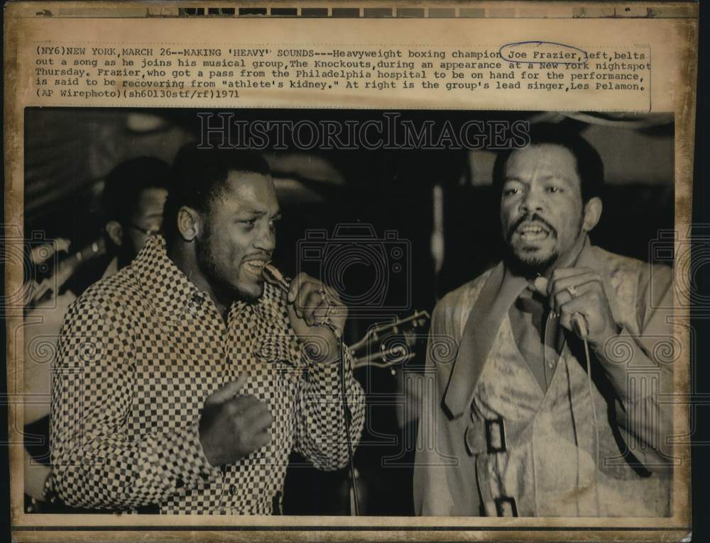 1971 Press Photo Boxer Joe Frazier sings with Les Pelamon in New Orleans- Historic Images