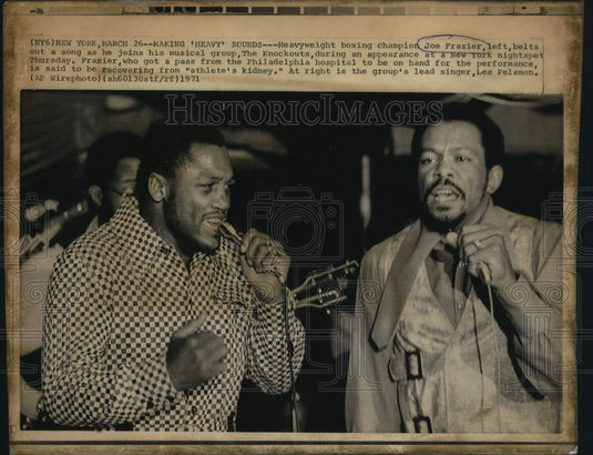 1971 Press Photo Boxer Joe Frazier sings with Les Pelamon in New Orleans- Historic Images