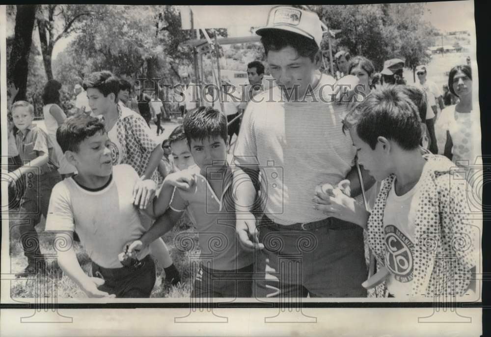 1968 Press Photo Golfer Lee Trevino hosts Children at Pecan Valley Country Club- Historic Images
