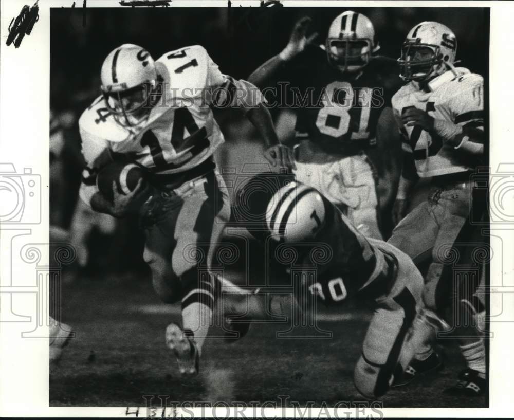 1981 Press Photo Football Player Mike Tuops of Shaw against Brother Martin- Historic Images