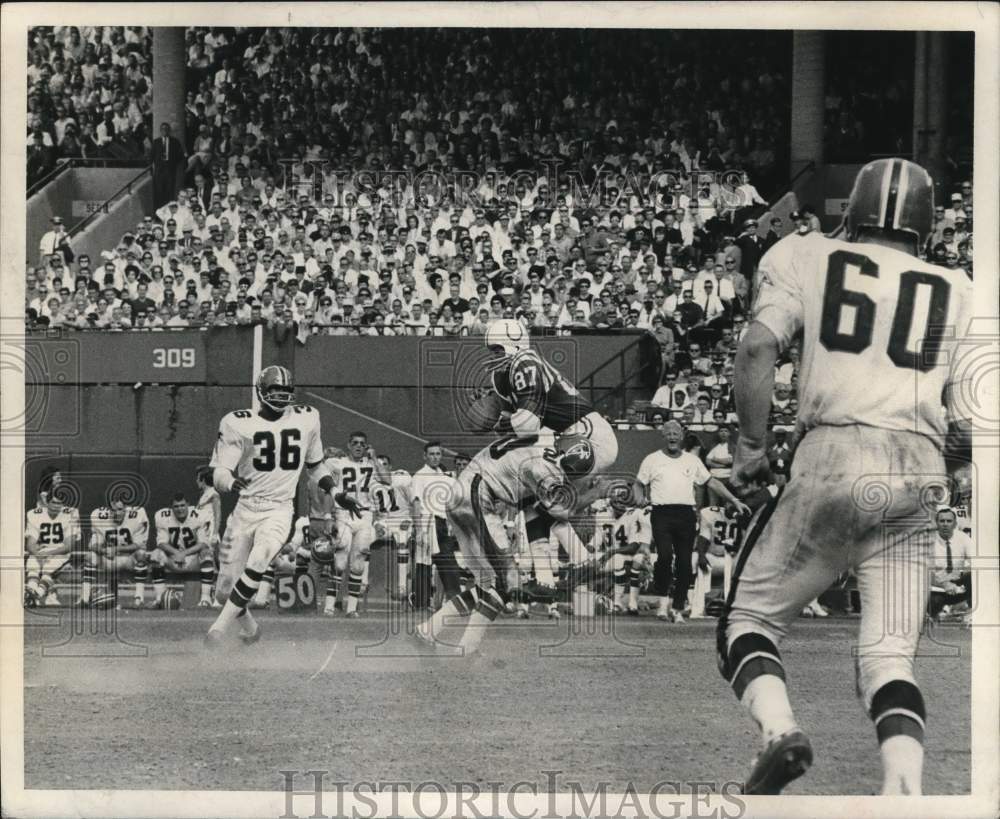 1968 Press Photo Colts&#39; Willie Richardson tackled by Falcon Football Player- Historic Images