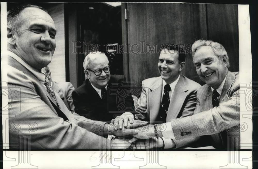 1976 Press Photo Handshake Agreement at Sugar Bowl and Southeastern Conference- Historic Images