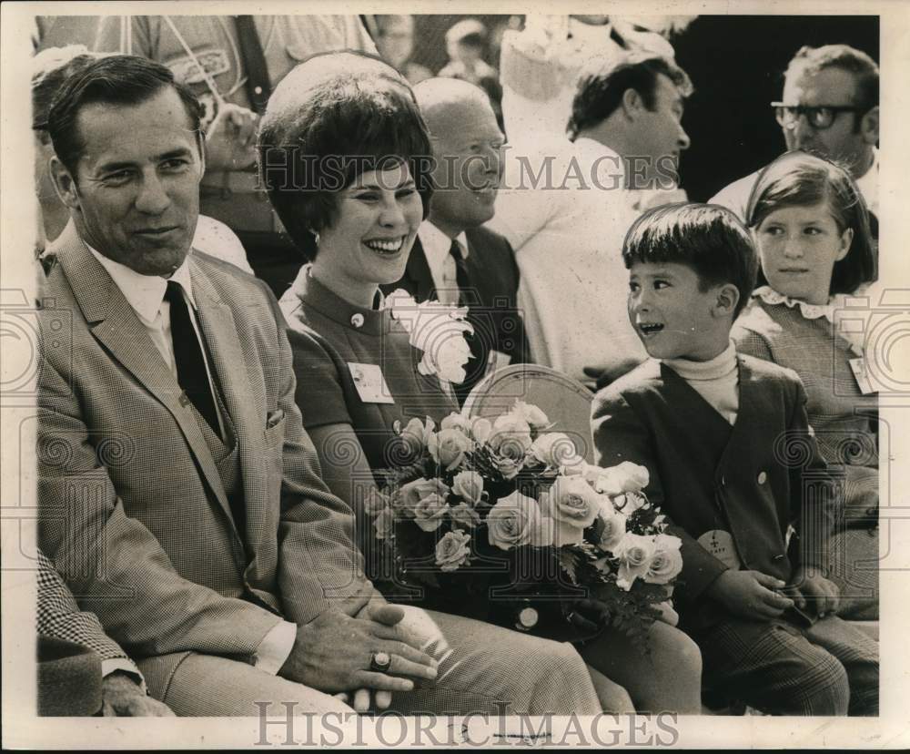 1968 Press Photo New Orleans Saints Football Player Jimmy Taylor with Family- Historic Images