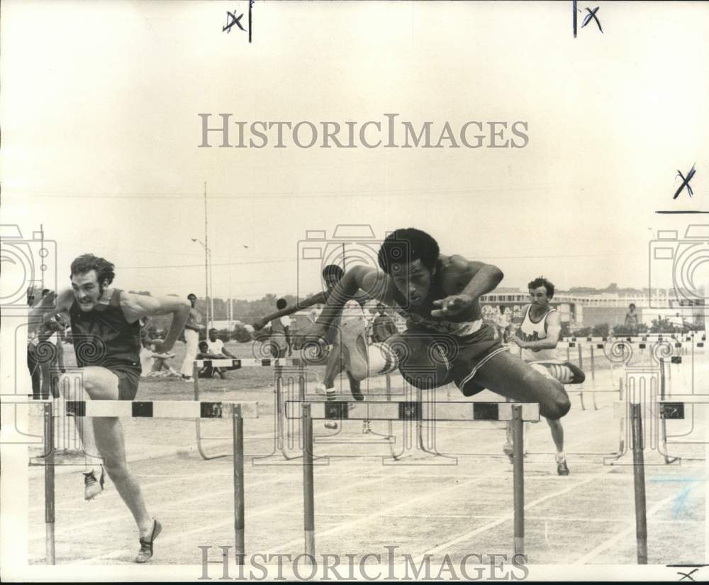 1971 Press Photo Reggie Williams in Stack Track Meet during High Hurdles- Historic Images