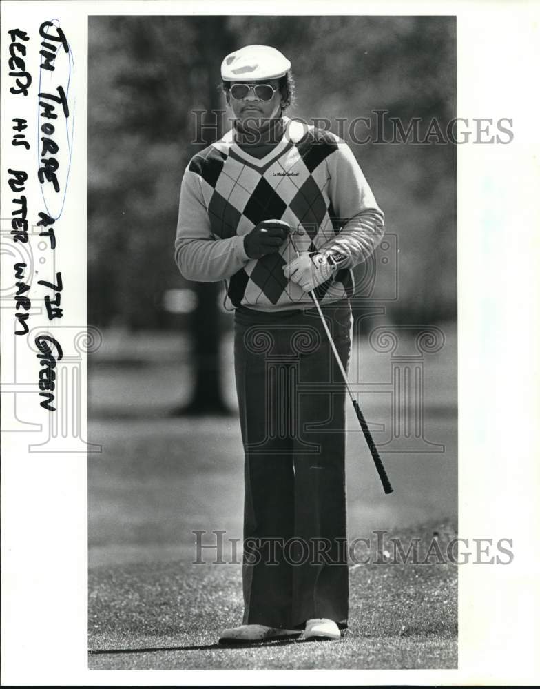 1986 Press Photo Golfer Jim Thorpe at 7th Green of PGA Tournament with Putter- Historic Images