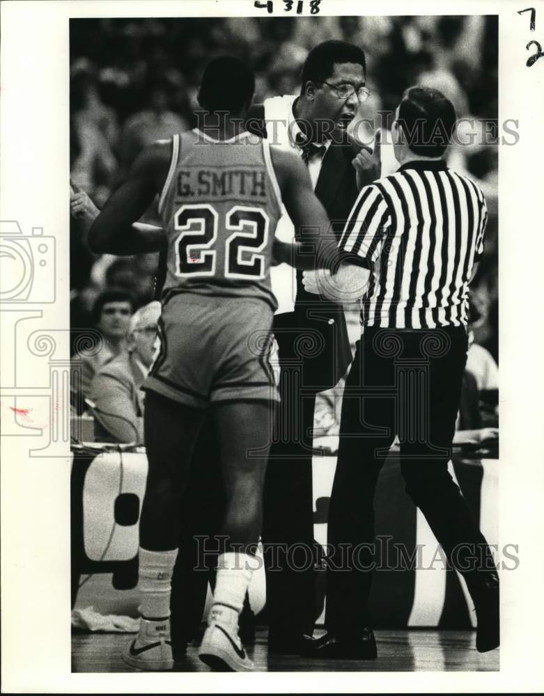 1982 Press Photo John Thompson, Basketball yells at Referee- Historic Images