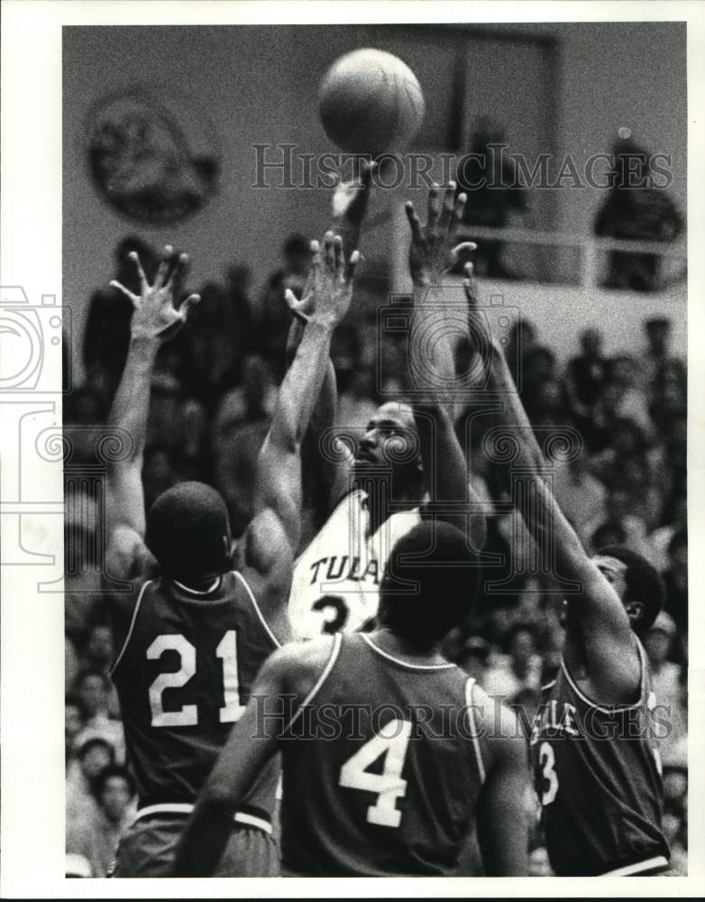 1983 Press Photo Tulane Basketball Player Paul Thompson surrounded by Louisville- Historic Images