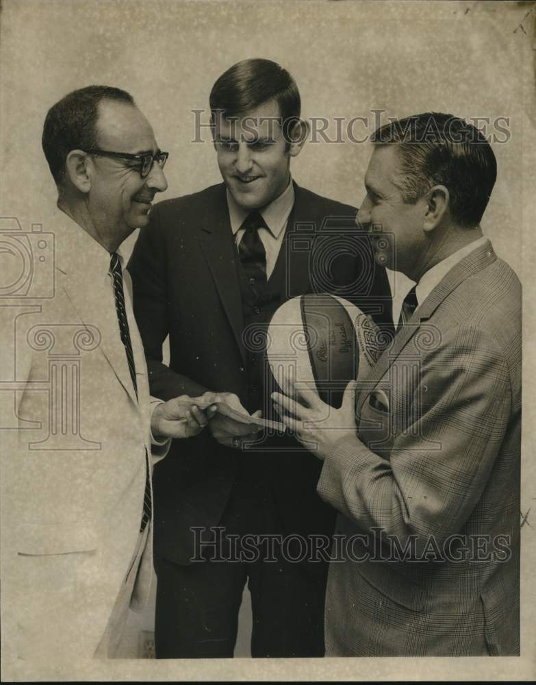 1969 Press Photo Harley Swift signs New Orleans Buccaneers Basketball Contract- Historic Images