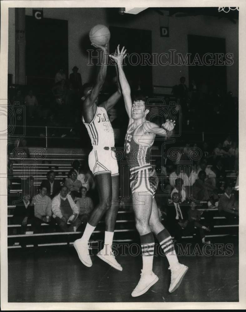 1970 Press Photo Tulane&#39;s Harold Sylvester goes up for shot in Basketball Game- Historic Images