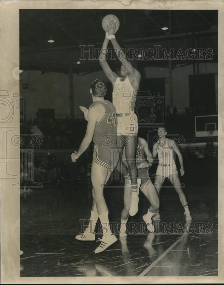 1969 Press Photo Tulane Basketball Player Harold Sylvester in Game- Historic Images