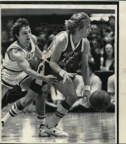 1975 Press Photo Monte Towe and Brad Hoffman in Basketball Game, North Carolina- Historic Images
