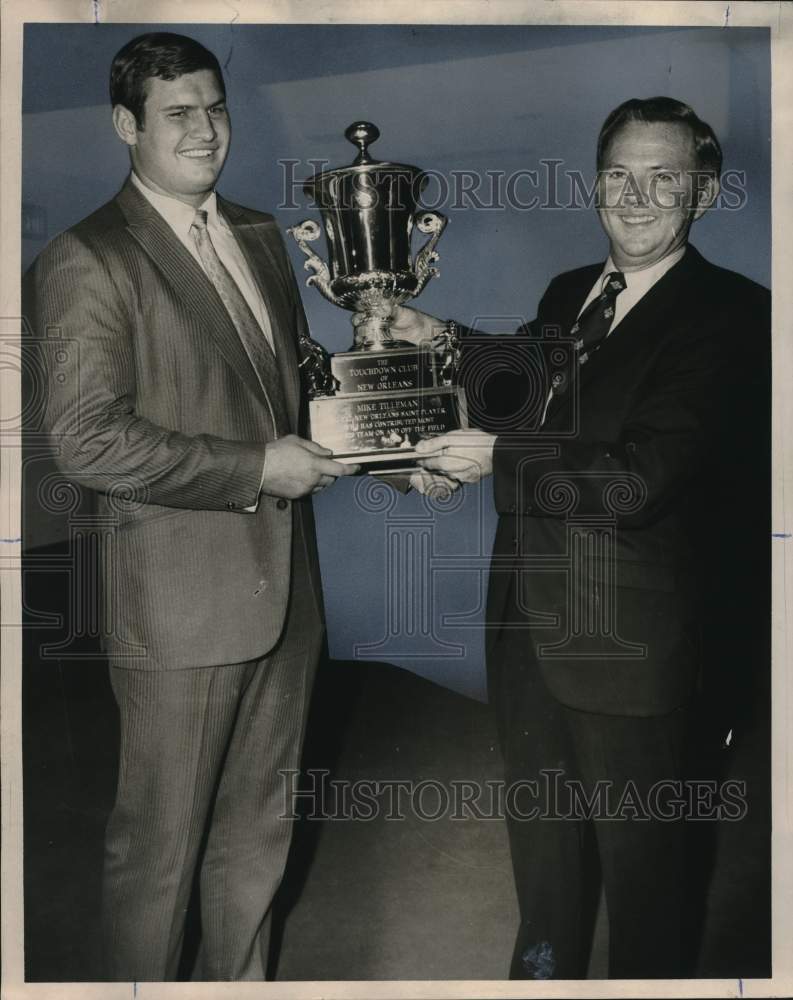 1971 Press Photo Mike Tilleman and Tom Wicker, President of Touchdown Club- Historic Images