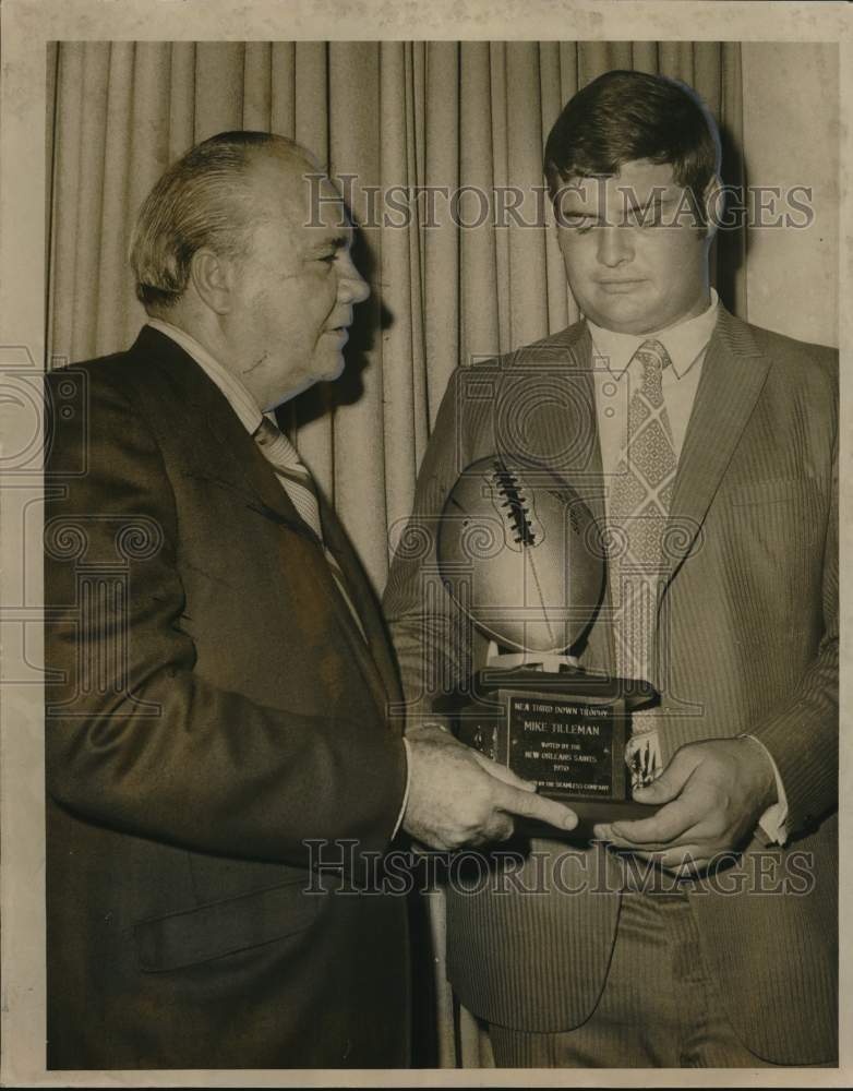 1971 Press Photo Art Burke presents Mike Tilleman Football Trophy in New Orleans- Historic Images