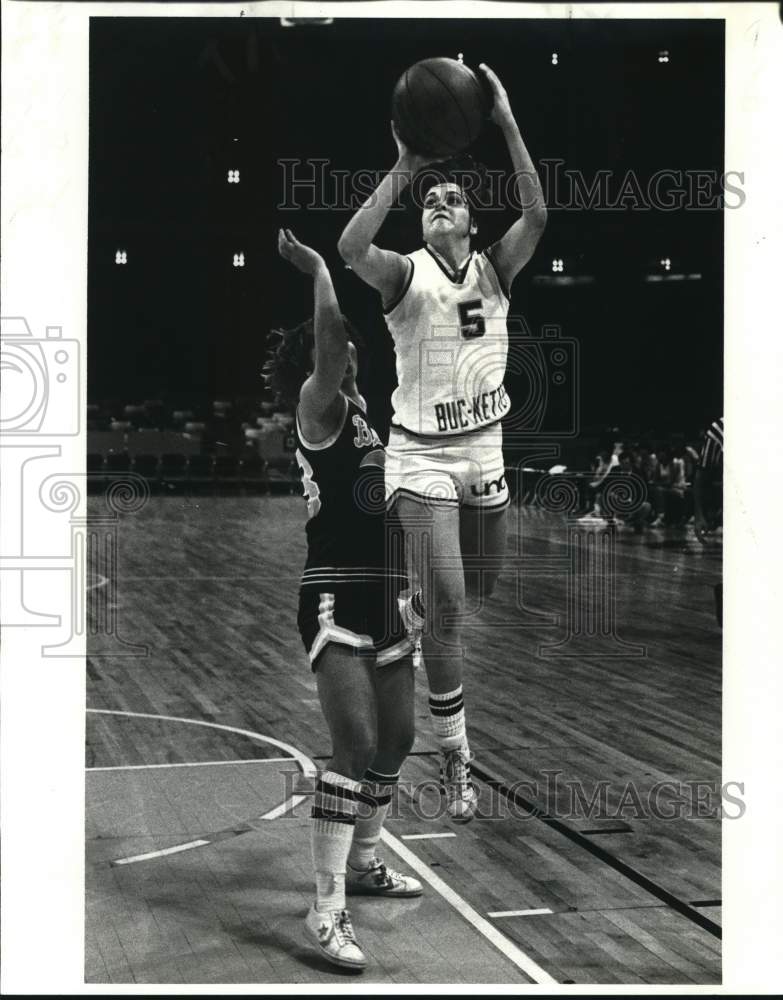 1981 Press Photo Cheryl Taylor in Basketball game with Green Wave at Tulane Gym- Historic Images