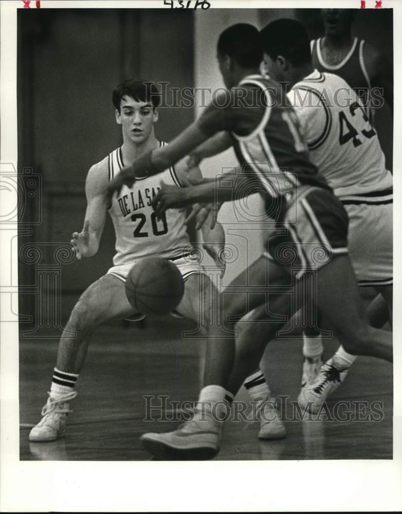 1986 Press Photo De La Salle Basketball Player Dennis Tracey in McDonough Game- Historic Images