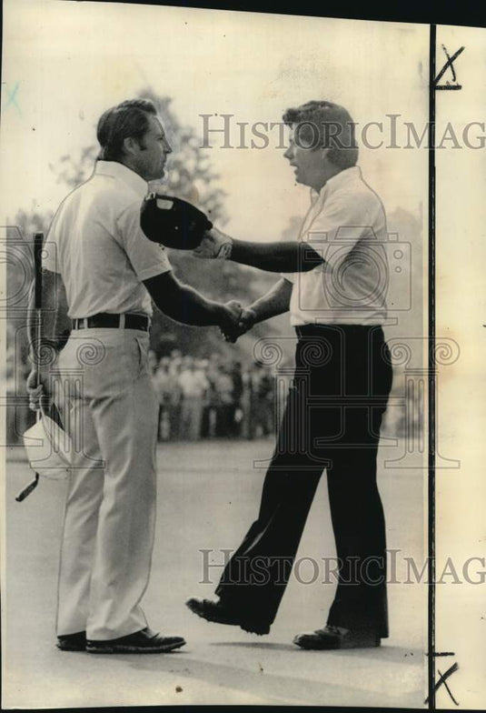 1974 Press Photo Golfers Gary Player and Lee Trevino shake hands- Historic Images