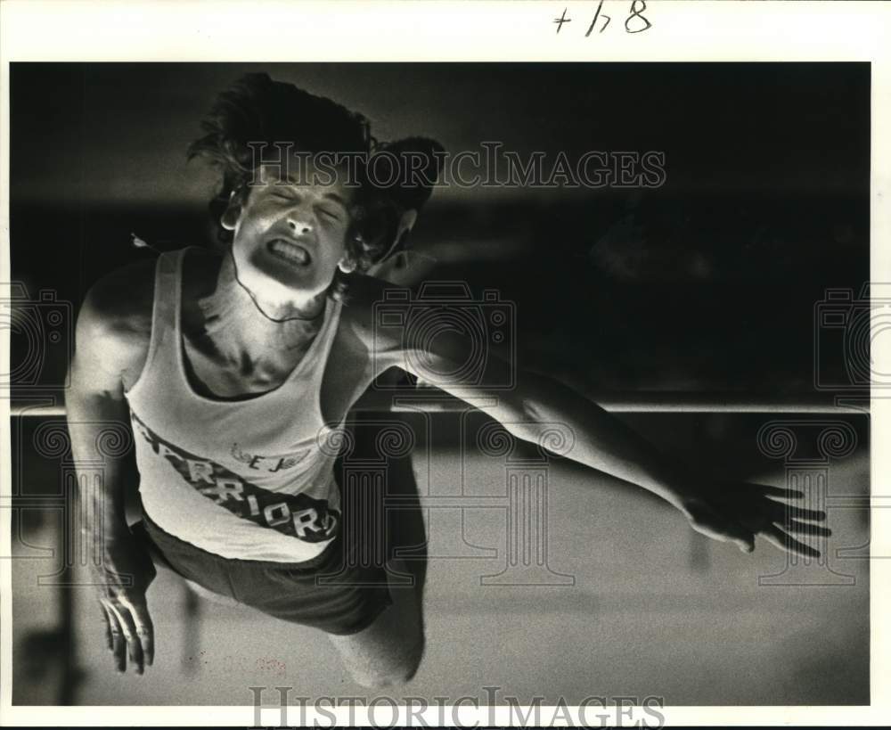 1981 Press Photo East Jefferson&#39;s Wayne Williams clear High Jump at Invitational- Historic Images