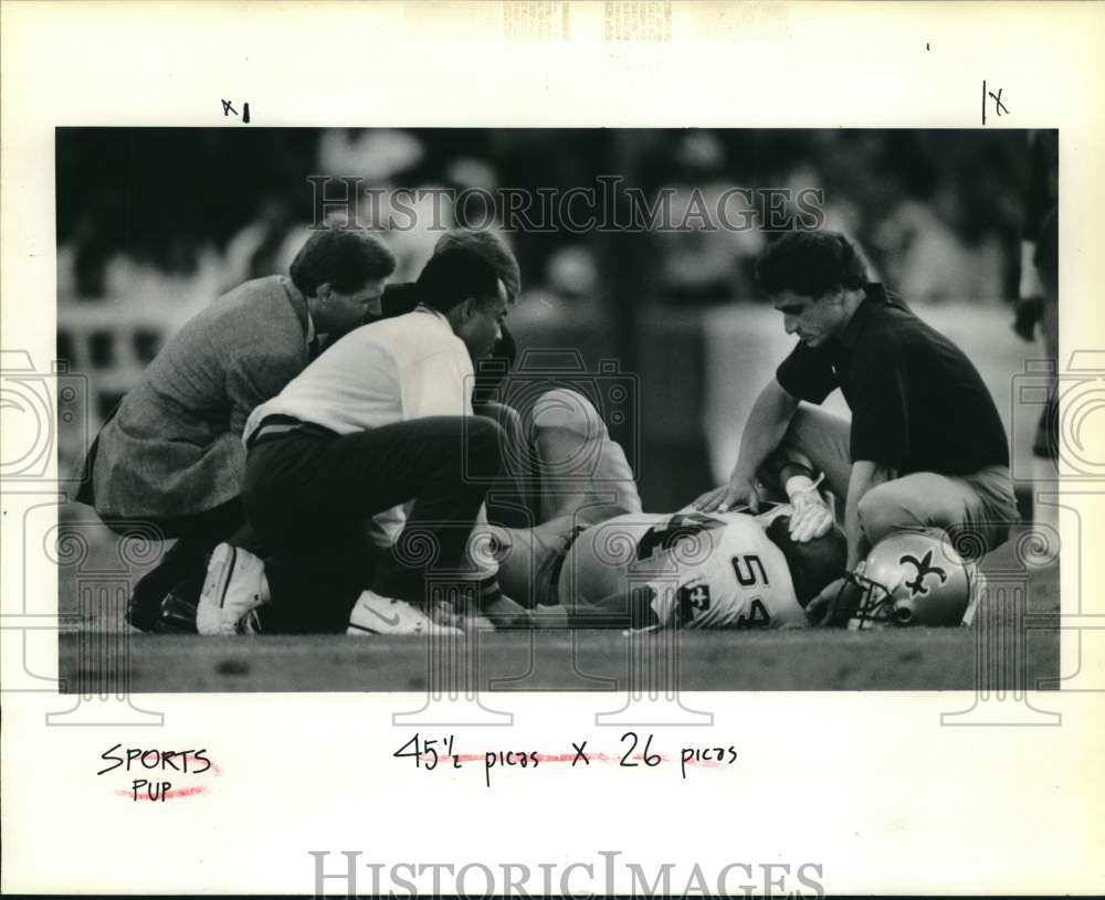 1988 Press Photo New Orleans Saints Football Player Alvin Toles injured in Game- Historic Images