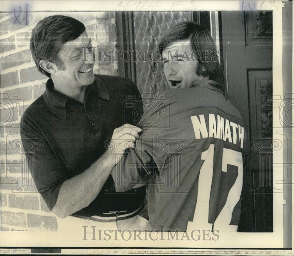 1975 Press Photo Tony Trabert and Jimmy Connors at Davis Cup Challenge in Tucson- Historic Images