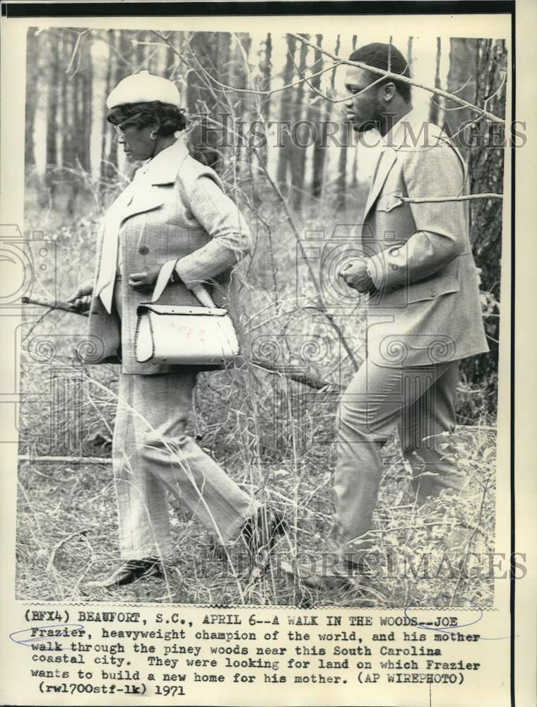 1971 Press Photo Joe Frazier and mother walk in South Carolina Woods of Beaufort- Historic Images