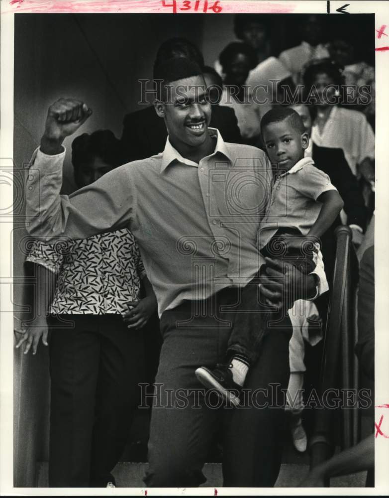 Load image into Gallery viewer, 1990 Press Photo John "Hot Rod" Williams with son leaving State Court House
