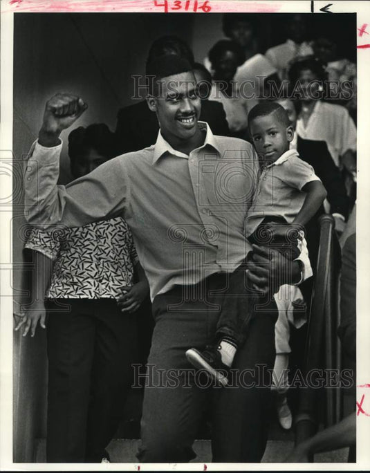 1990 Press Photo John "Hot Rod" Williams with son leaving State Court House