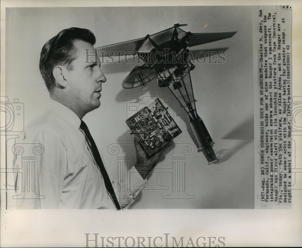 1961 Press Photo Charles Aker, Engineer with Ranger 1 Module in San Fernando, CA- Historic Images