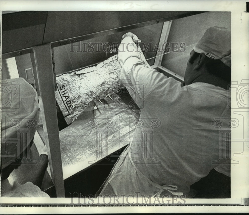 1971 Press Photo Michael Duke, Curator of Lunar Receiving Lab at Houston- Historic Images