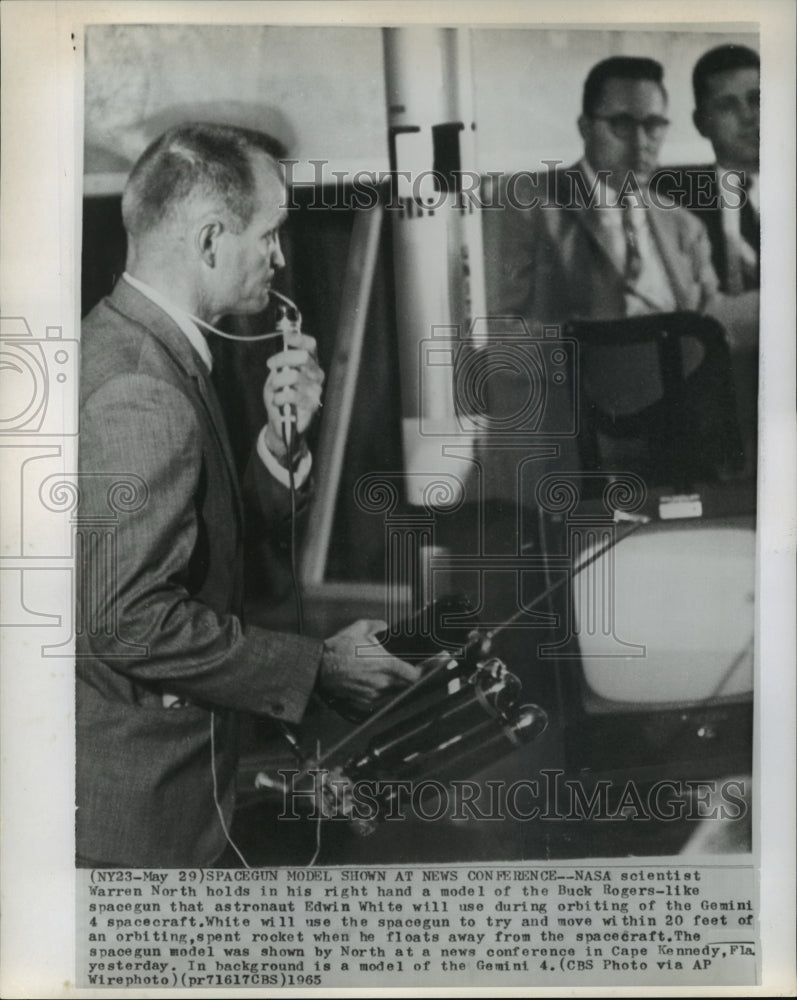 1965 Press Photo NASA scientist Warren North with a space gun for Gemini 4 fligh- Historic Images