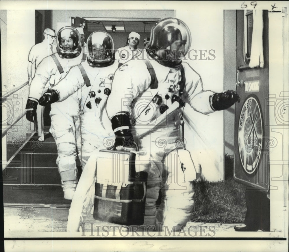 1973 Press Photo Astronauts leave building carrying their cooling units- Historic Images