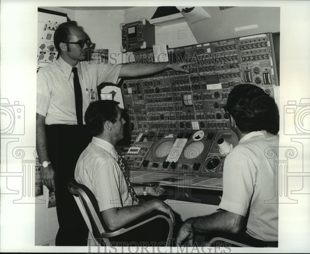 1973 Press Photo Bendix Crew Instructors at Skylab Docking Control Center- Historic Images