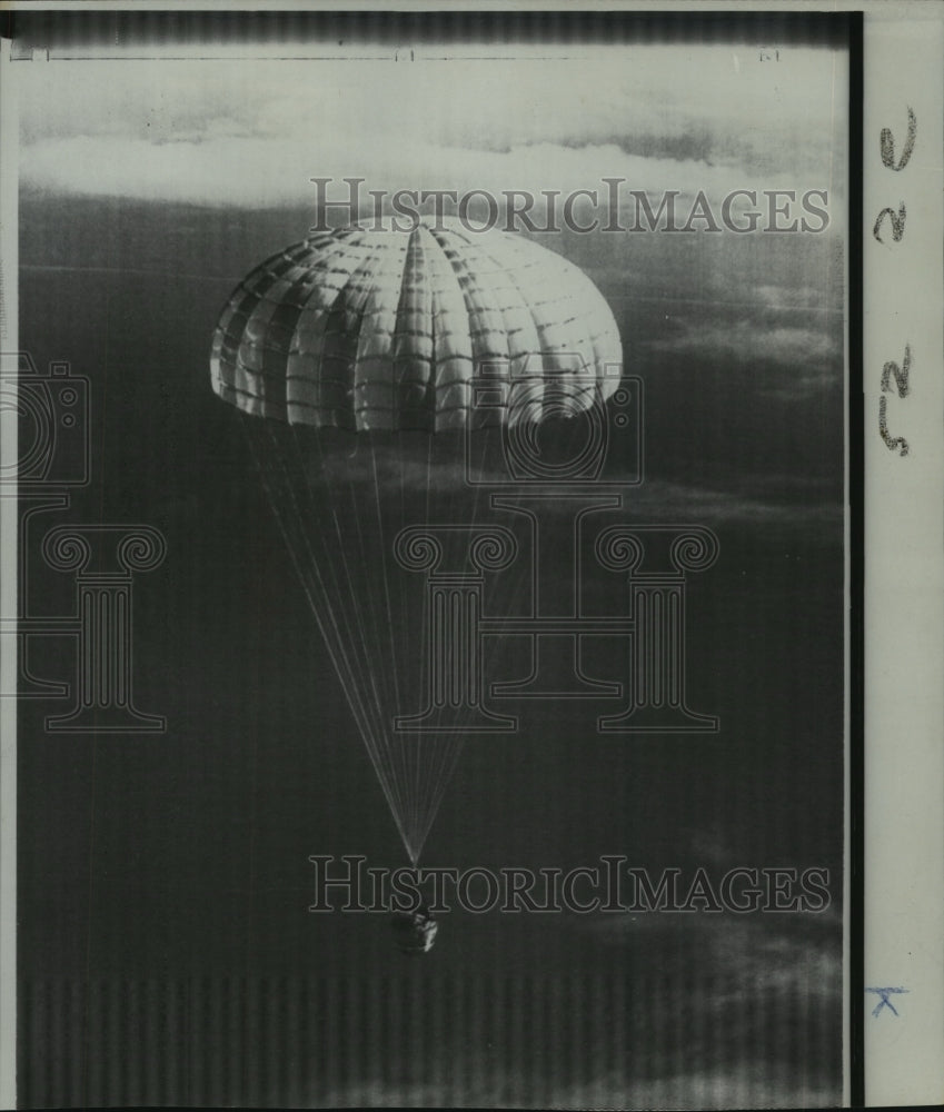 1967 Press Photo Biosatellite 2 Recovered by Air Force Plane in Pacific Ocean- Historic Images