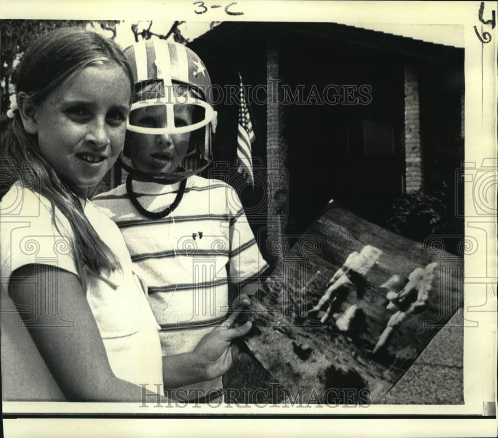 1971 Press Photo Apollo 15 Pilot David Scott&#39;s Kids with Picture of Moon Walk