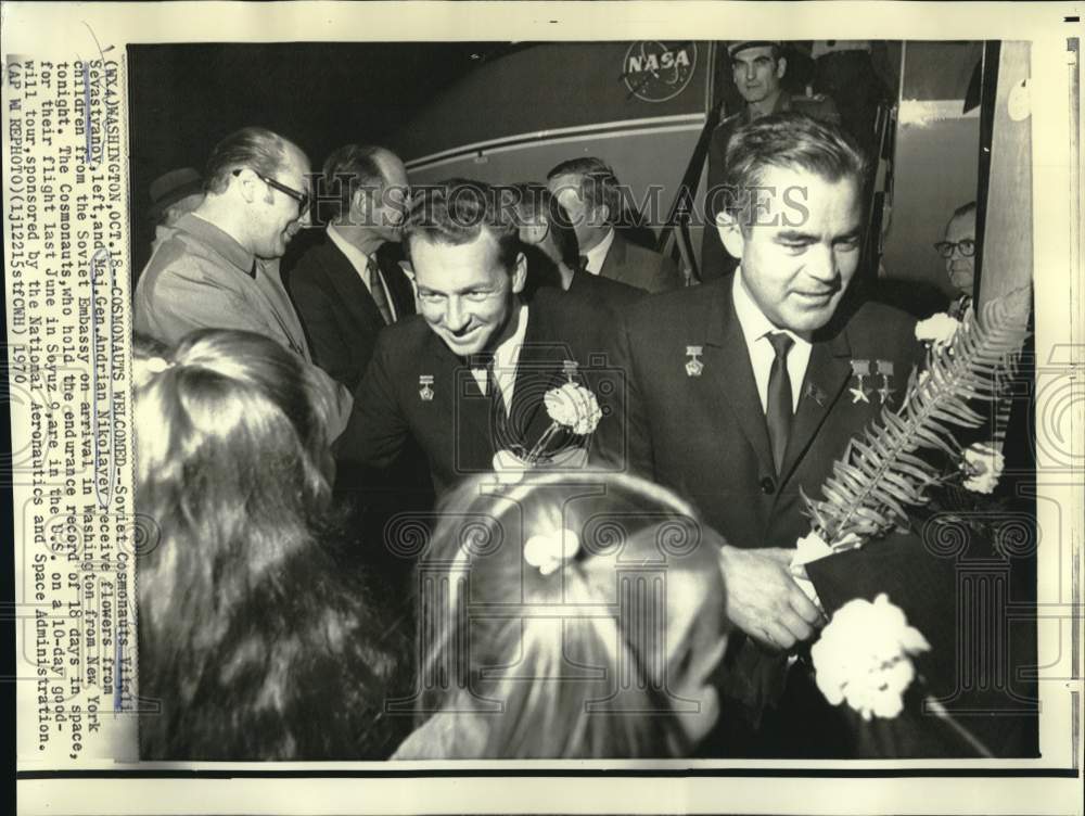 1970 Press Photo Cosmonauts Sevastyanov, Nikolayev Greeted in Washington by Kids