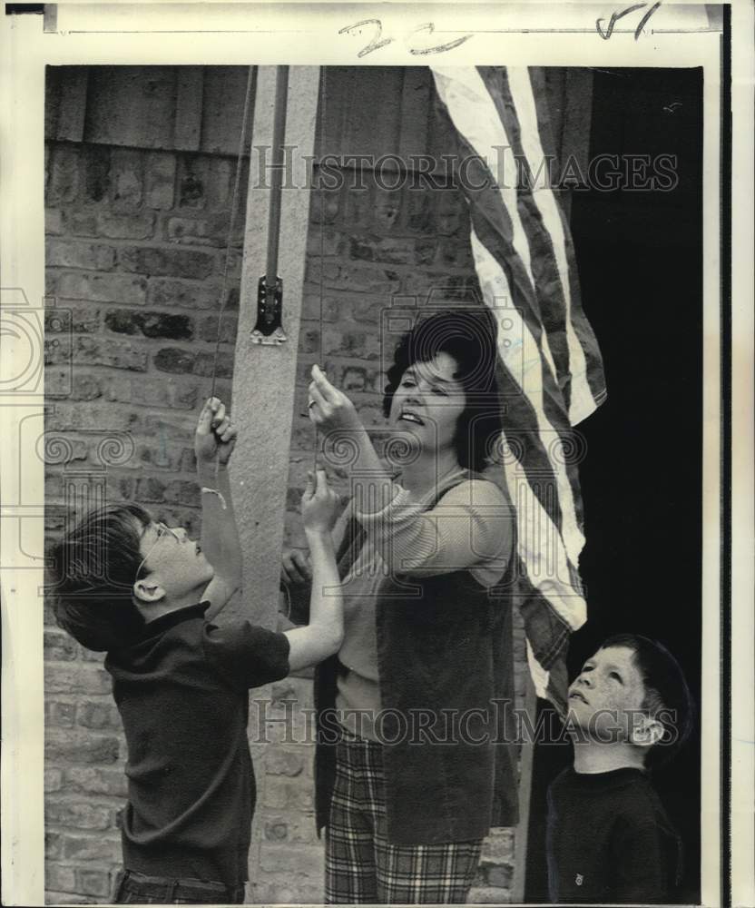 1971 Press Photo Astronaut Stuart Roosa&#39;s Family Hoists Colors, Houston- Historic Images