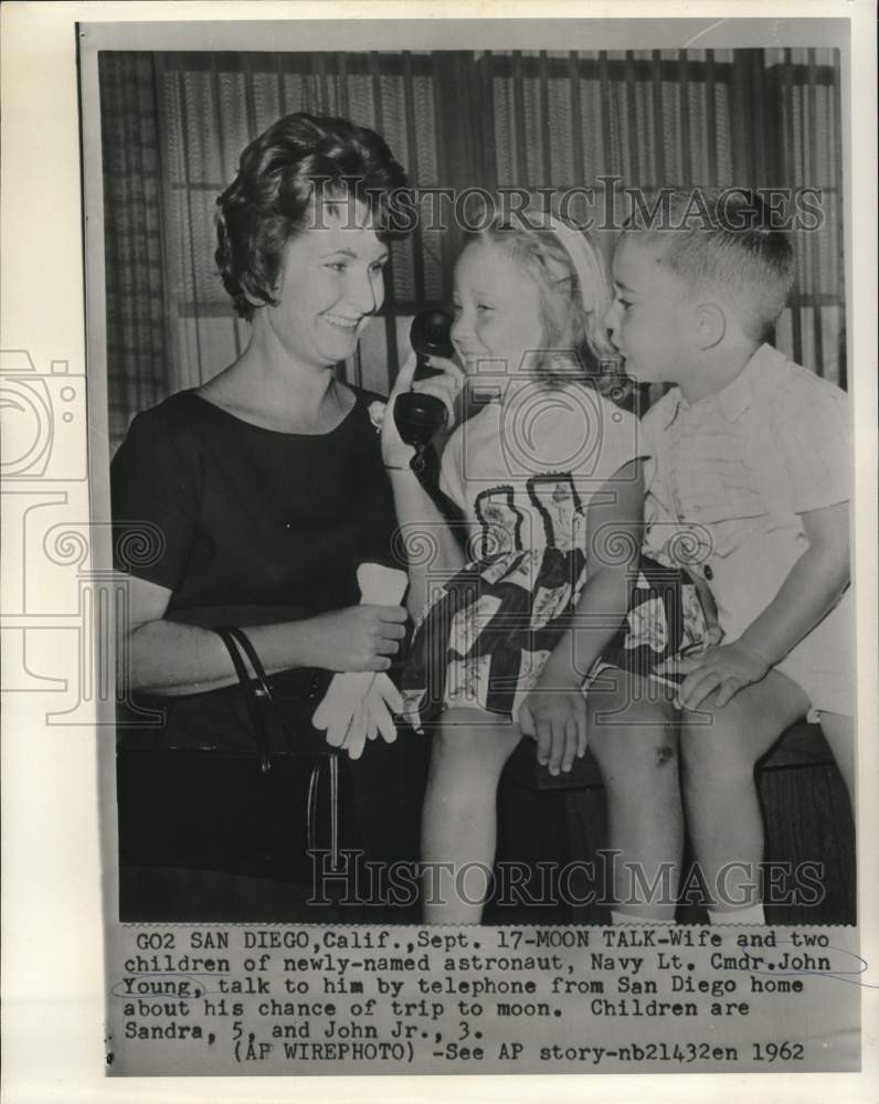 1962 Press Photo Astronaut John Young&#39;s Wife, Kids Talk to Him about Moon Trip