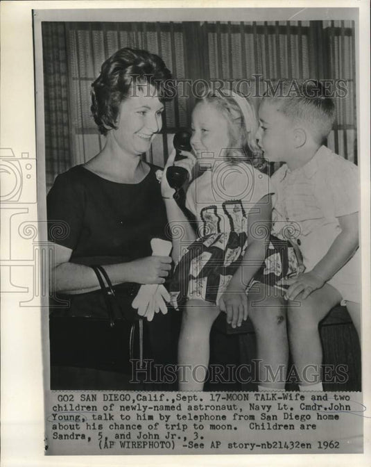 1962 Press Photo Astronaut John Young's Wife, Kids Talk to Him about Moon Trip