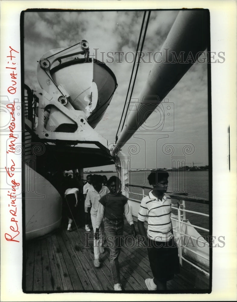 1988 Press Photo New Orleans Students Tour the M/V Anastasis- Historic Images