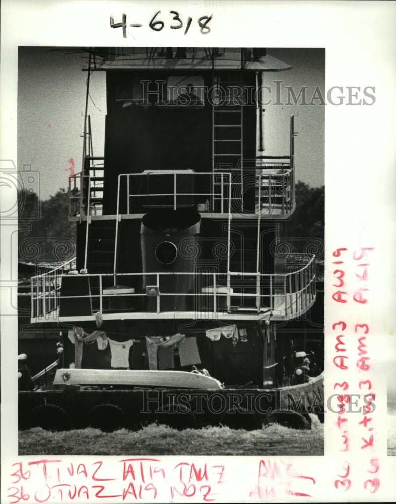 1985 Press Photo Tug Boat Annette Clears Algiers Locks with Laundry on Line- Historic Images