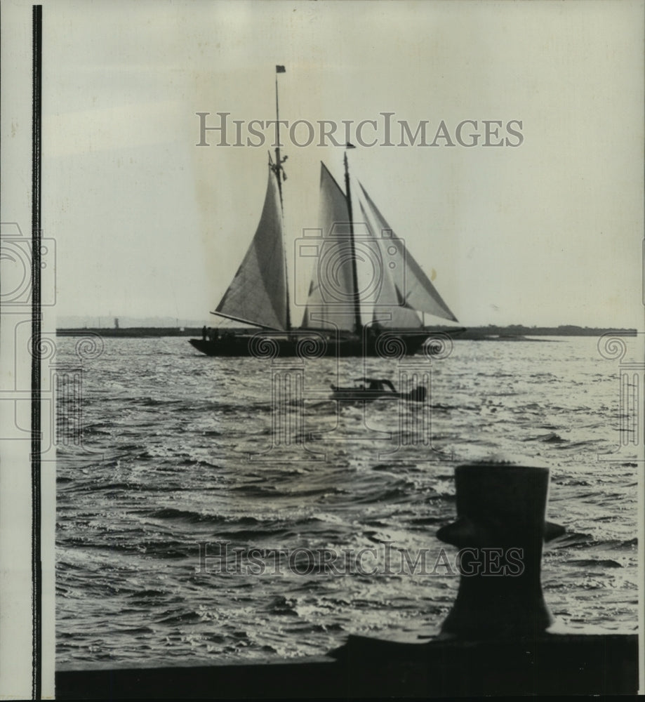 1987 Press Photo Full-Scale Model of Schooner American Arrives in Charleston, SC- Historic Images